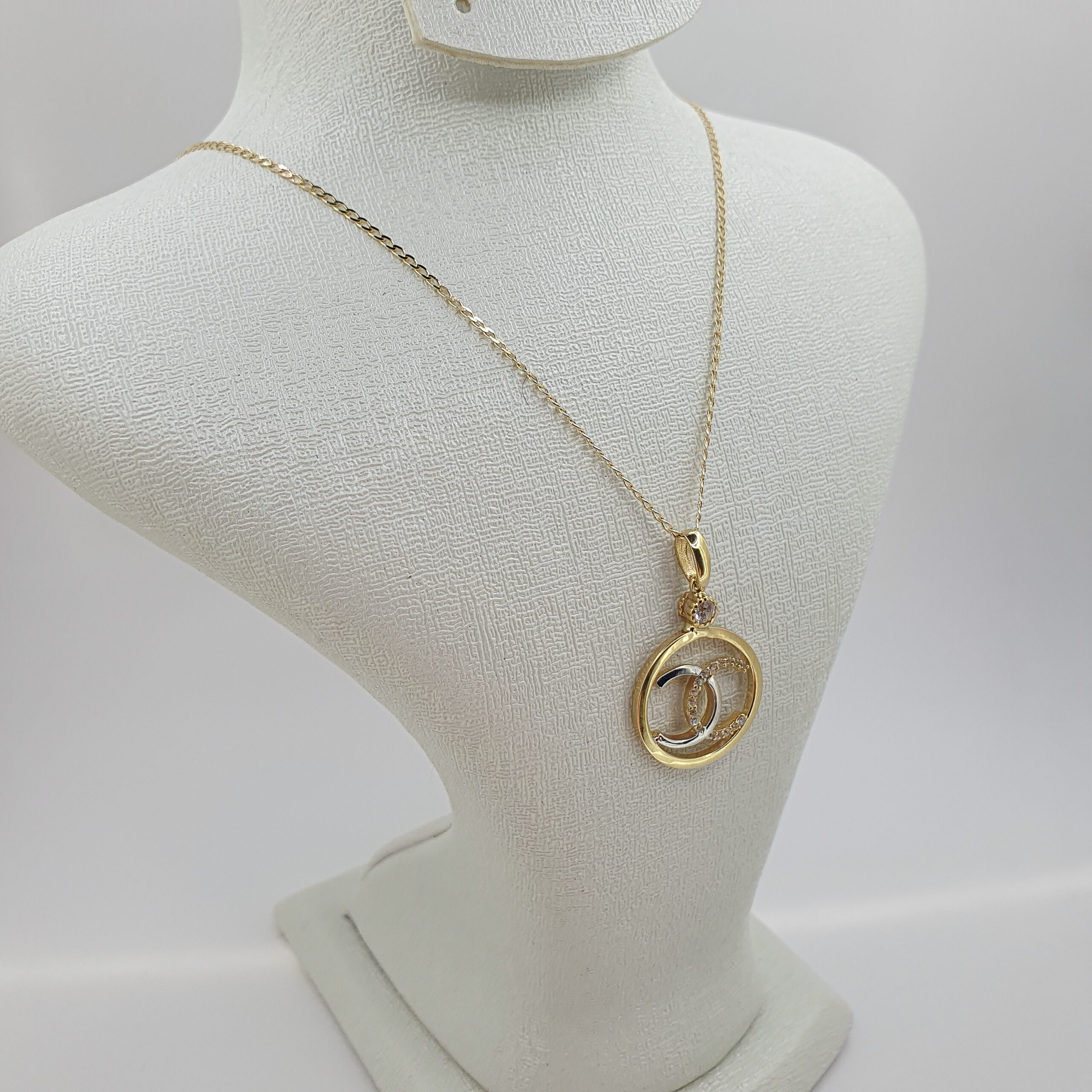 سنسلة Chanel من معدن الذهب النفيس عيار 18k