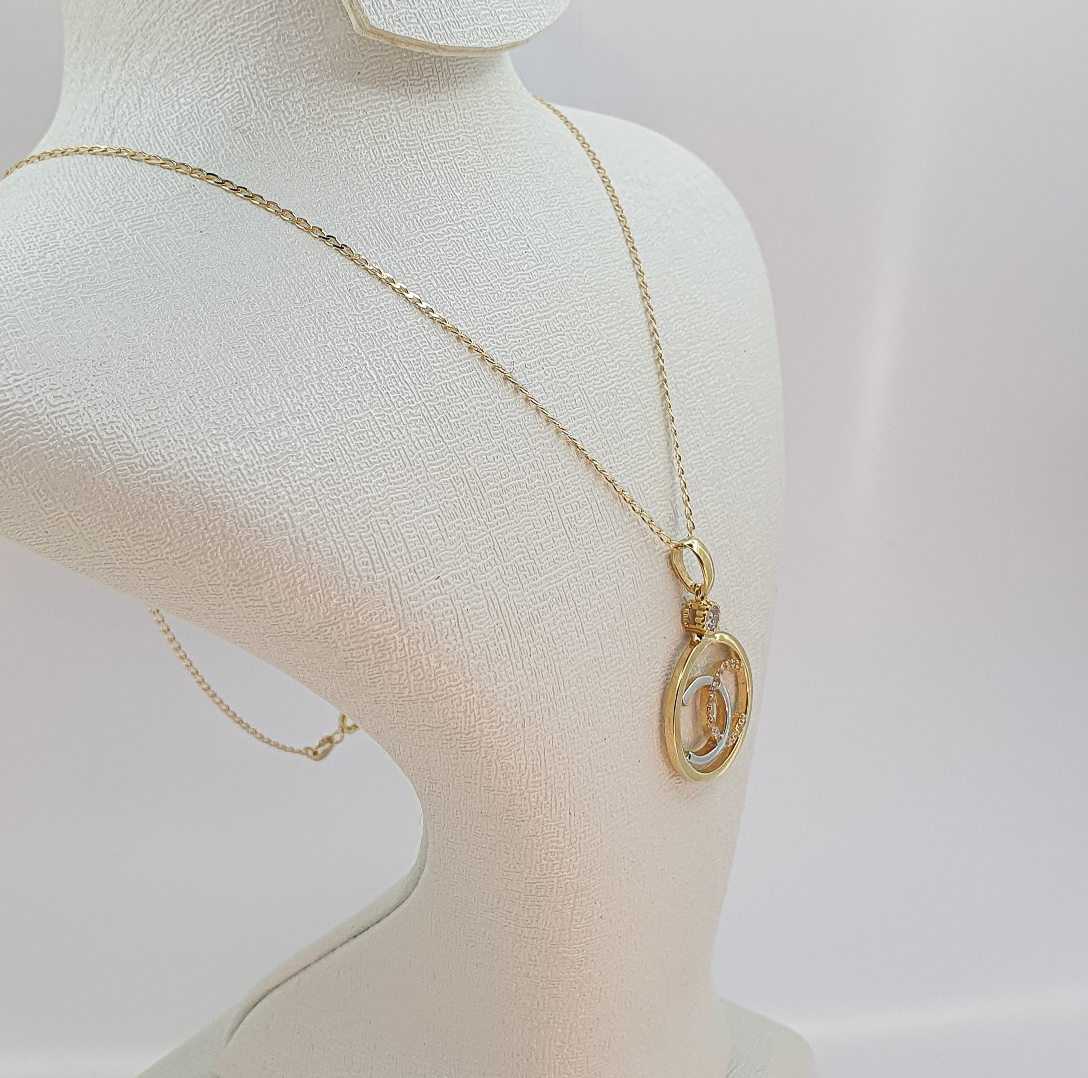 سنسلة Chanel من معدن الذهب النفيس عيار 18k