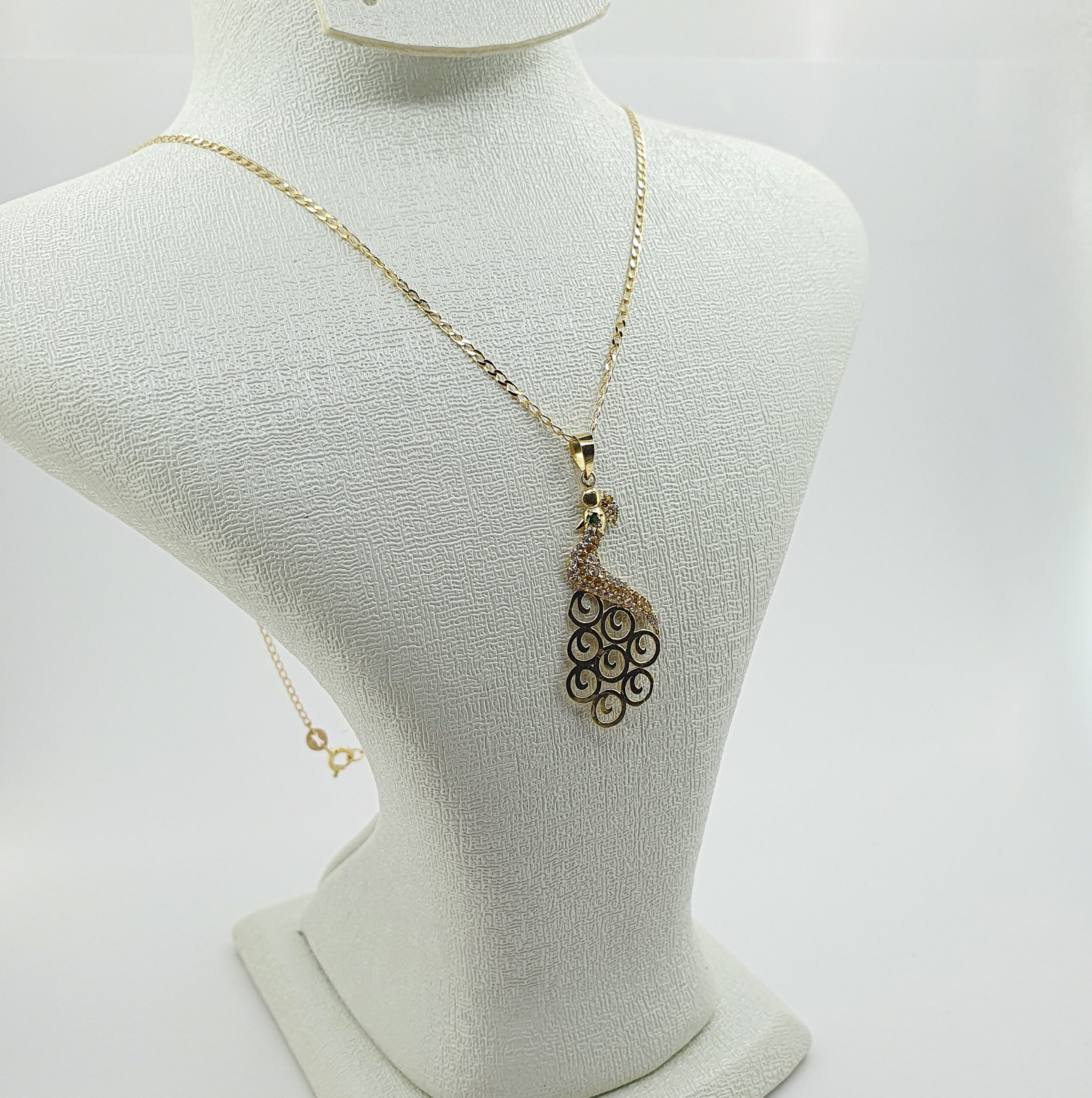 سنسلة الطاووس من معدن الذهب النفيس عيار 18k