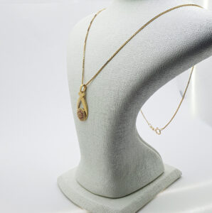 سنسلة من معدن الذهب النفيس عيار 18k