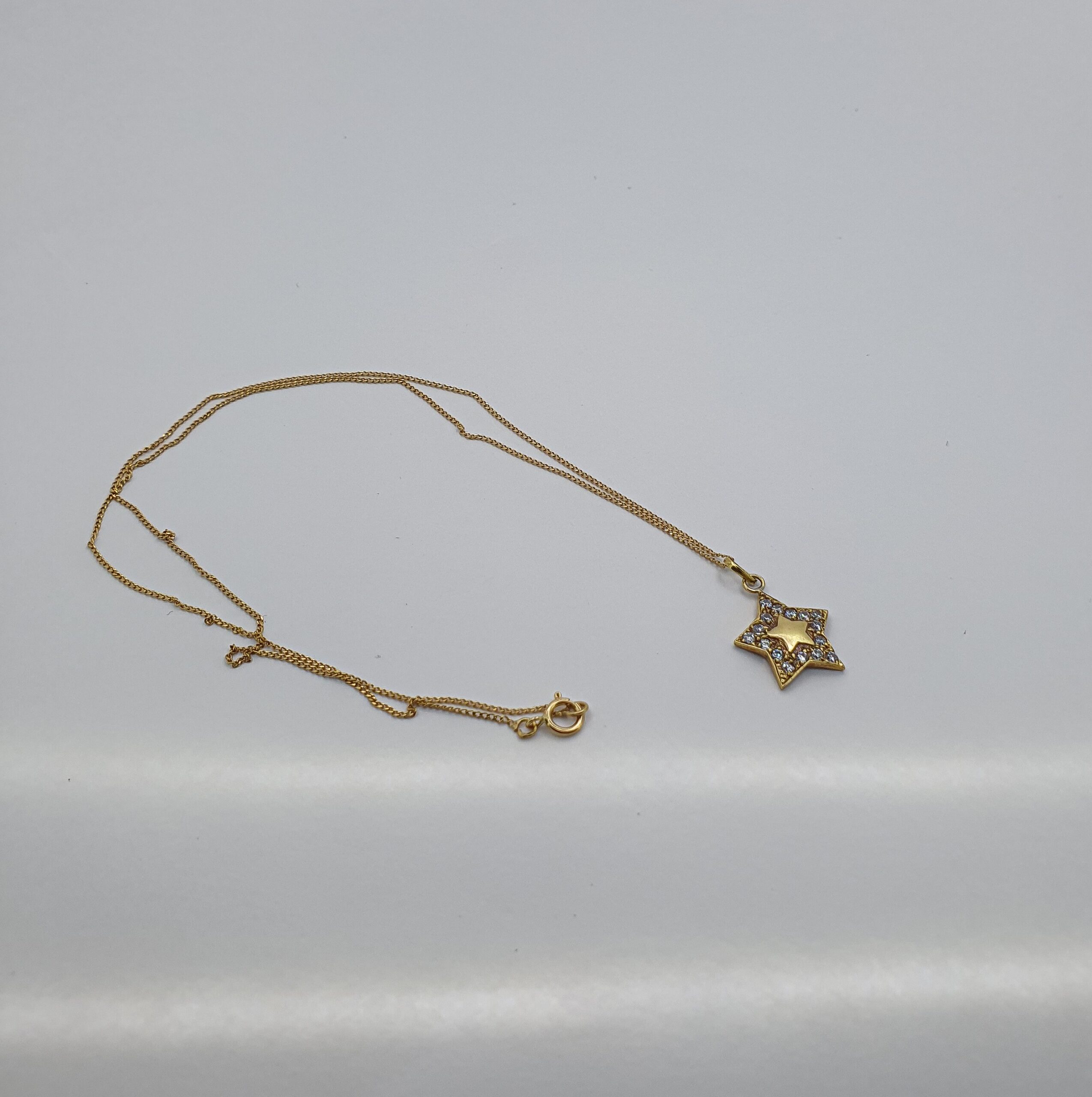 سنسلة النجمة من معدن الذهب النفيس عيار 18k