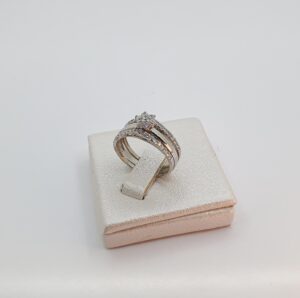 خاتم الخطوبة من الذهب الأبيض عيار 18k