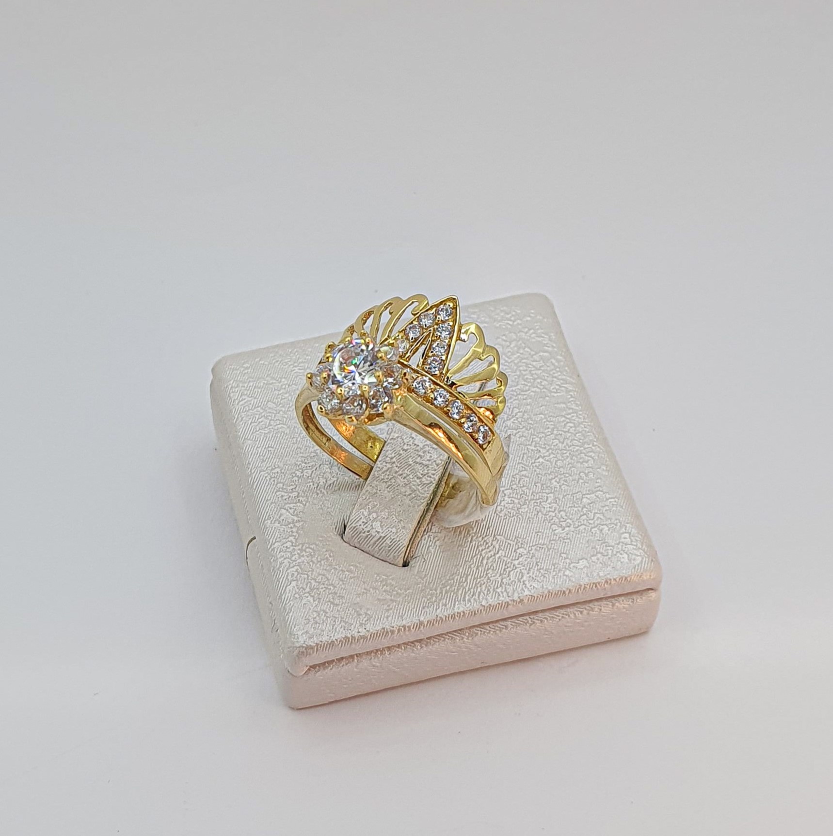 خاتم خطوبة من الذهب عيار 18k