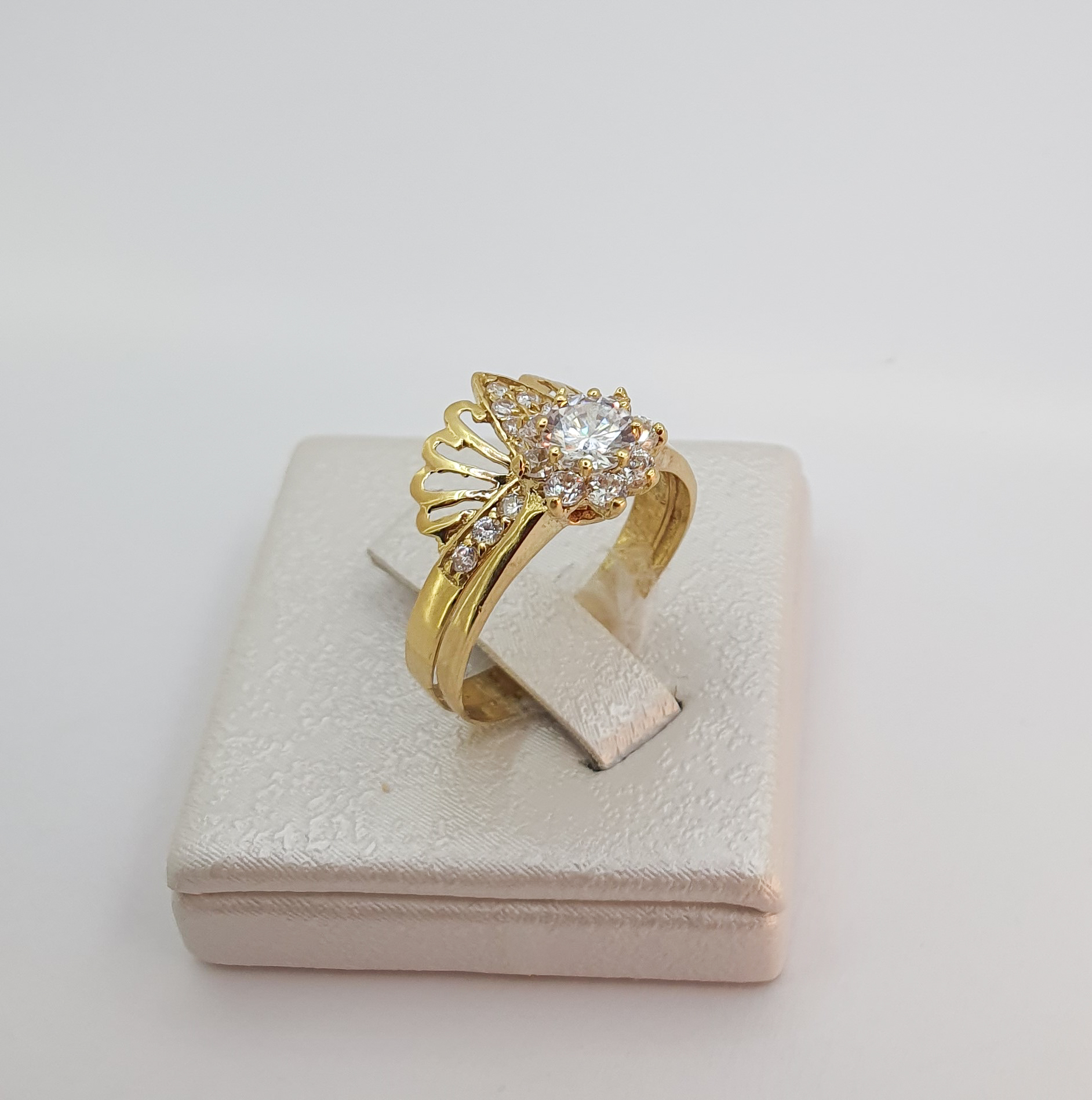 خاتم خطوبة من الذهب عيار 18k