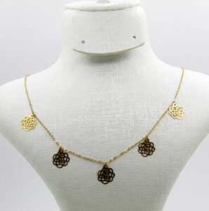 قلادة من الذهب النقي عيار 18 قيراط.