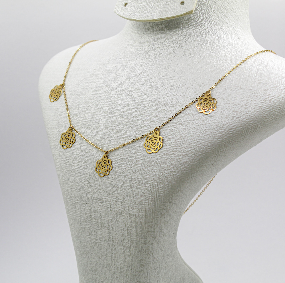 قلادة من الذهب النقي عيار 18 قيراط.