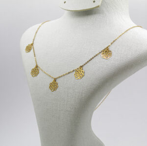 قلادة من الذهب النقي عيار 18 قيراط.