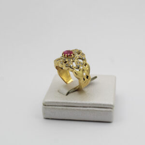 خاتم تخرام بحجر زَهري من الذهب عيار 18قيراط