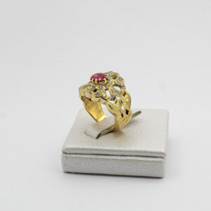 خاتم تخرام بحجر زَهري من الذهب عيار 18قيراط