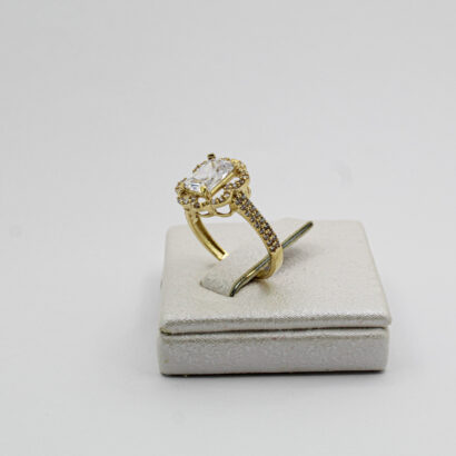 خاتم من الذهب بحجر أبيض مستطيل عيار 18قيراط