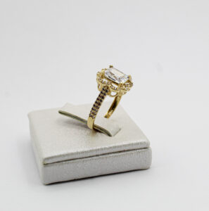 خاتم من الذهب بحجر أبيض مستطيل عيار 18قيراط