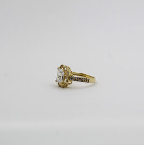 خاتم من الذهب بحجر أبيض مستطيل عيار 18قيراط