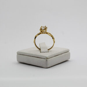 خاتم خطوبة بحجر مربع من الذهب عيار 18قيراط