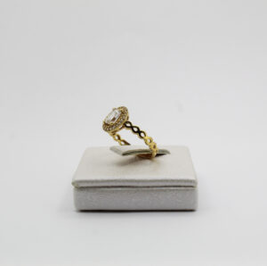 خاتم خطوبة بحجر مستطيل من الذهب عيار 18قيراط