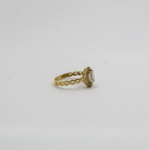 خاتم خطوبة بحجر مستطيل من الذهب عيار 18قيراط