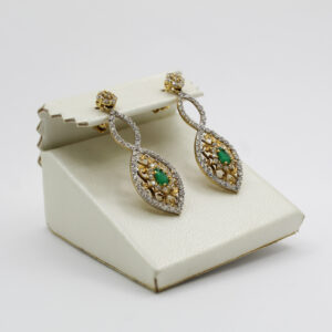 أقراط من الذهب عيار 18K