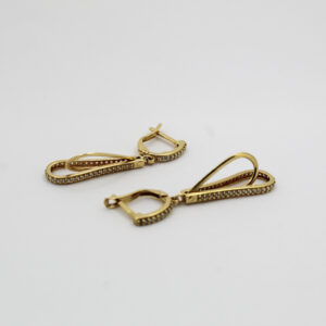 أقراط من الذهب عيار 18K