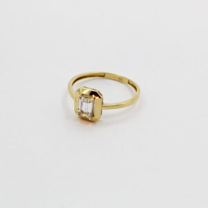 خاتم بحجر مستطيل من الذهب عيار 18k