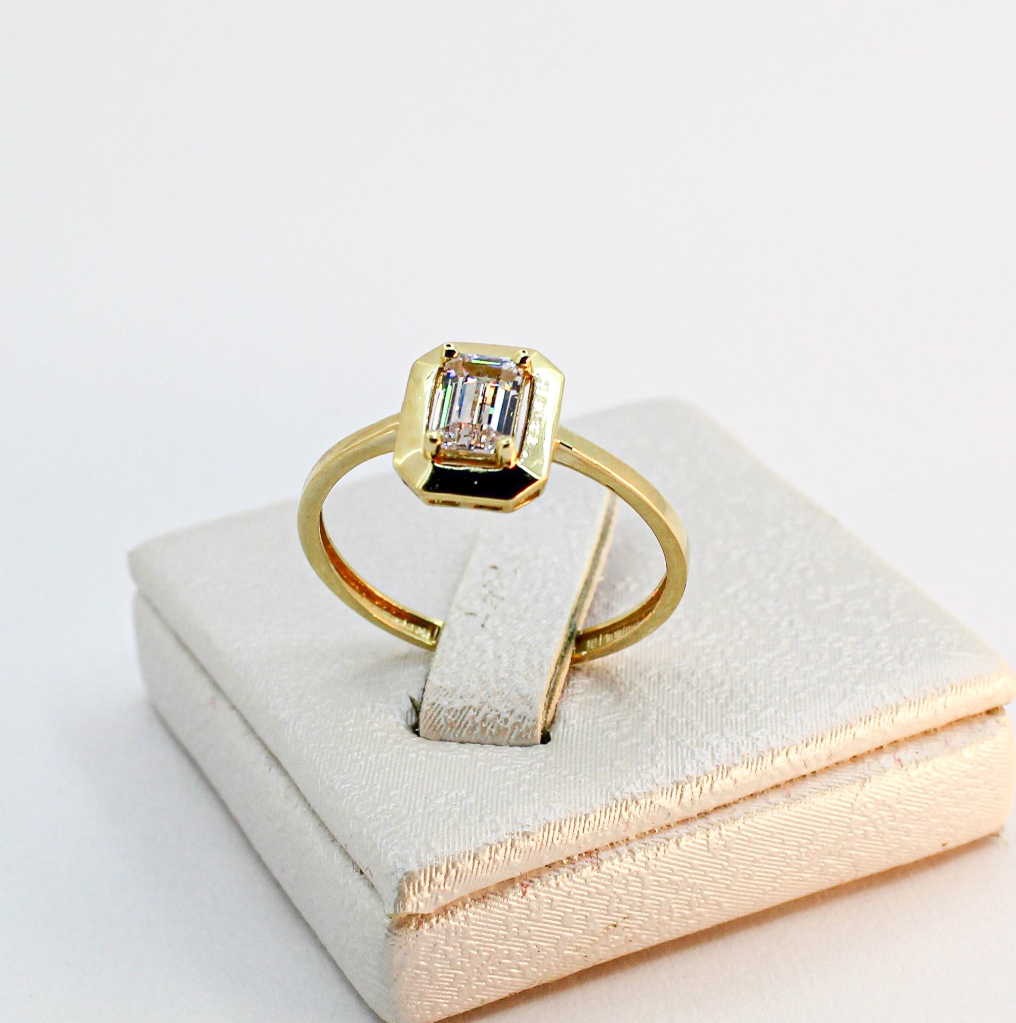 خاتم بحجر مستطيل من الذهب عيار 18k