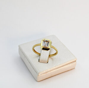 خاتم بحجر مستطيل من الذهب عيار 18k