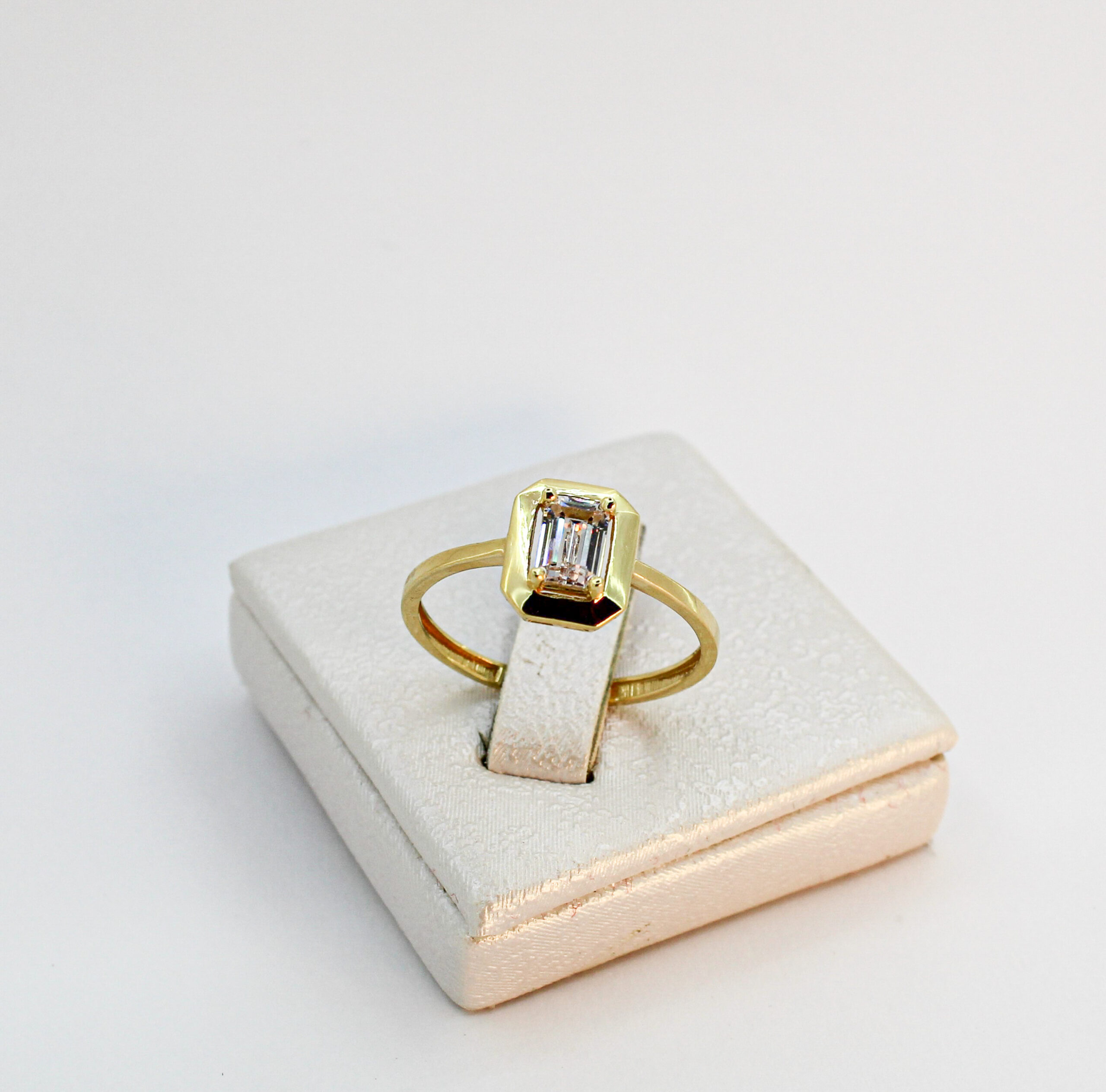 خاتم بحجر مستطيل من الذهب عيار 18k