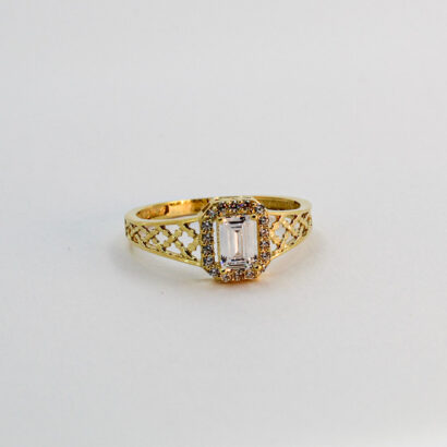 خاتم بحجر مستطيل من الذهب عيار 18k