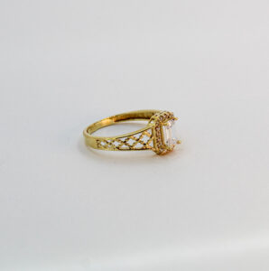 خاتم بحجر مستطيل من الذهب عيار 18k