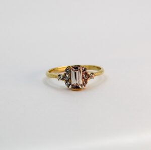 خاتم بحجر مستطيل من الذهب عيار 18k