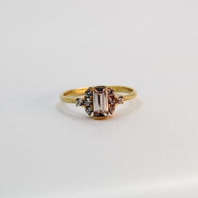 خاتم بحجر مستطيل من الذهب عيار 18k