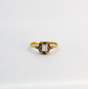 خاتم بحجر مستطيل من الذهب عيار 18k