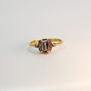 خاتم بحجر مستطيل من الذهب عيار 18k