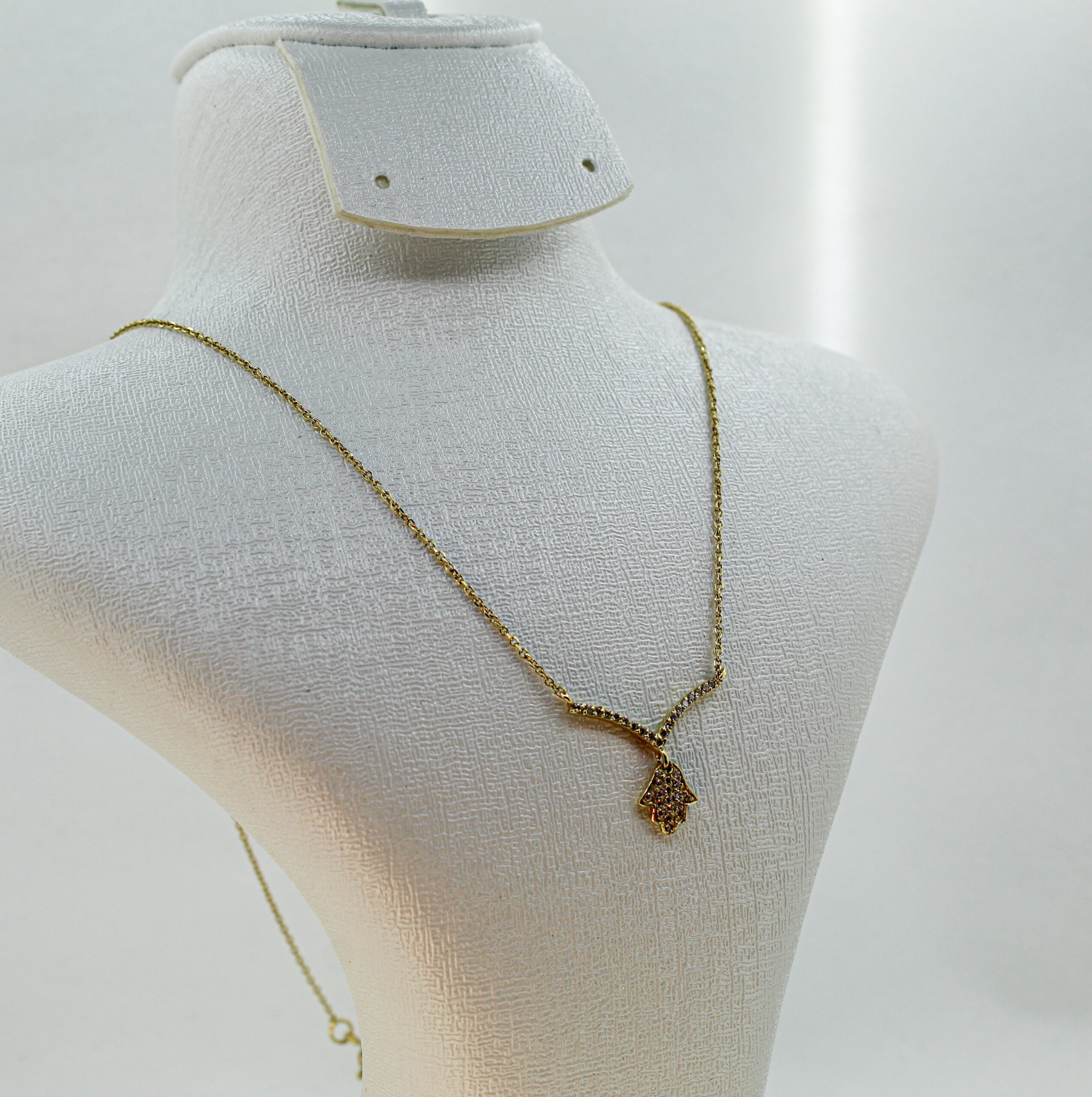 سنسلة الخميسة من الذهب عيار 18k