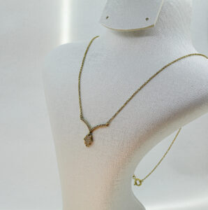 سنسلة الخميسة من الذهب عيار 18k