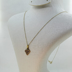 سنسلة من الذهب عيار 18k