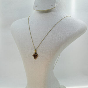 سنسلة من الذهب عيار 18k