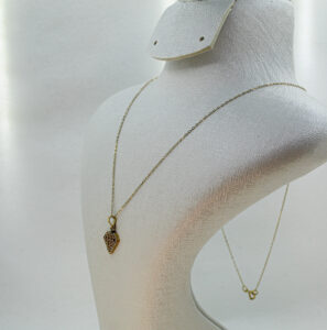 سنسلة من الذهب عيار 18k