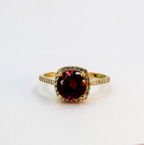 خاتم كلاسيكي بحجر أحمر غامق من الذهب عيار 18k