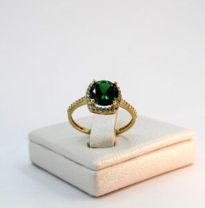 خاتم كلاسيكي بحجر أخضر مَلكي من الذهب عيار 18k