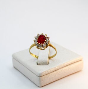 خاتم بحجر ورديّ من الذهب عيار 18k