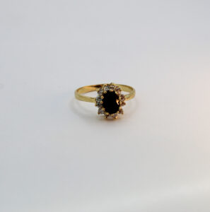 خاتم كلاسيكي بحجر أسود من الذهب عيار 18k