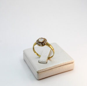 خاتم العش بحجر أبيض من الذهب عيار 18k