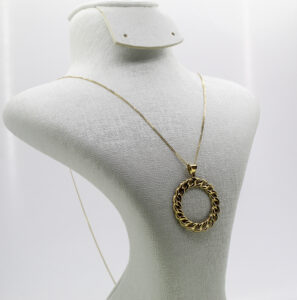 سنسلة بتعليقة الكورميط من الذهب عيار 18k