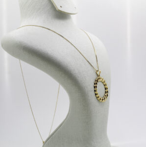 سنسلة بتعليقة الكورميط من الذهب عيار 18k