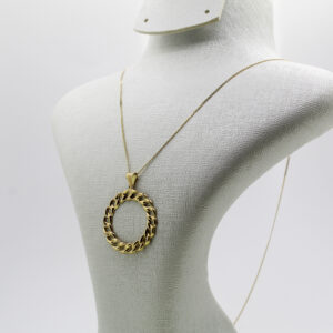 سنسلة بتعليقة الكورميط من الذهب عيار 18k