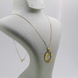 سلسلة من الذهب عيار 18k