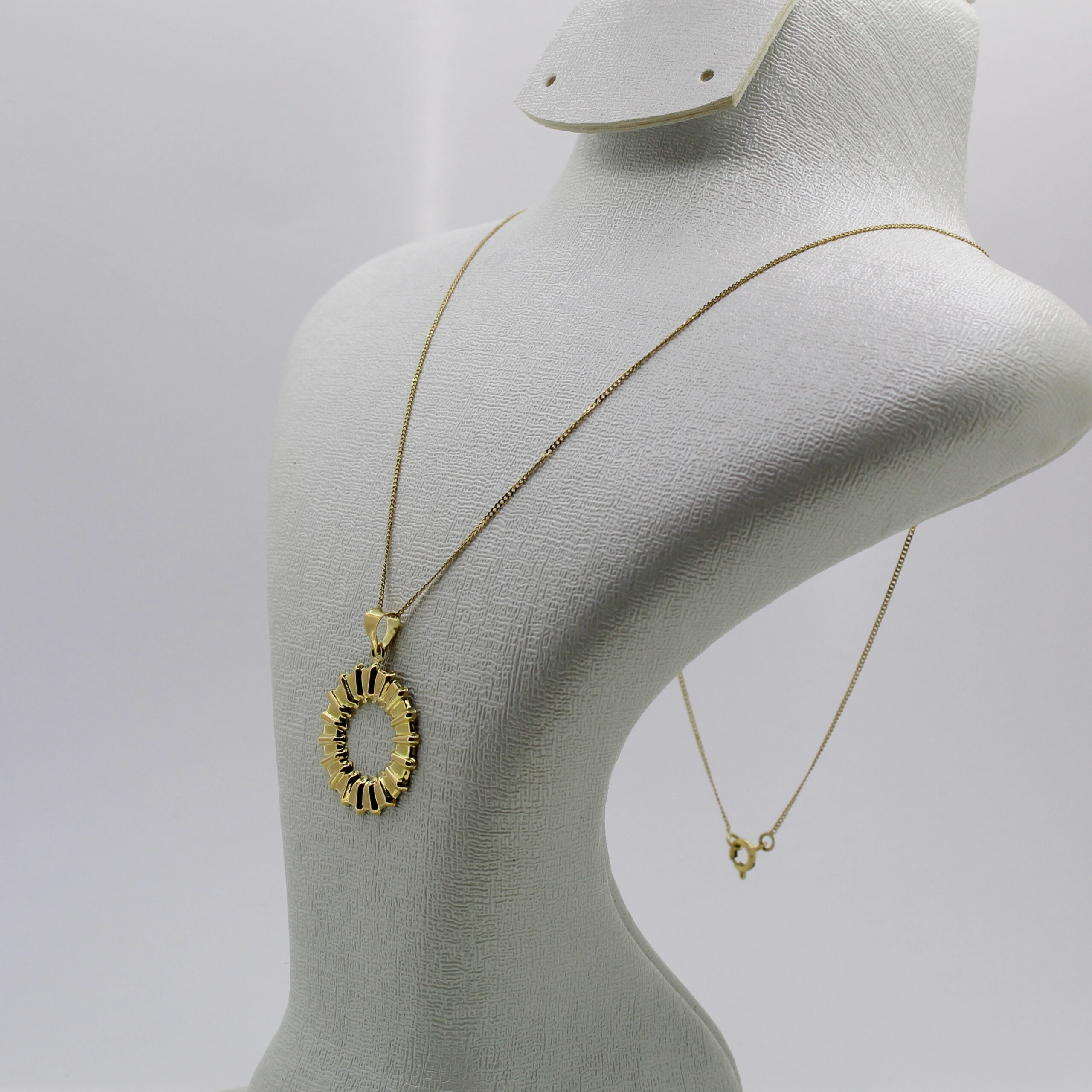 سلسلة من الذهب عيار 18k