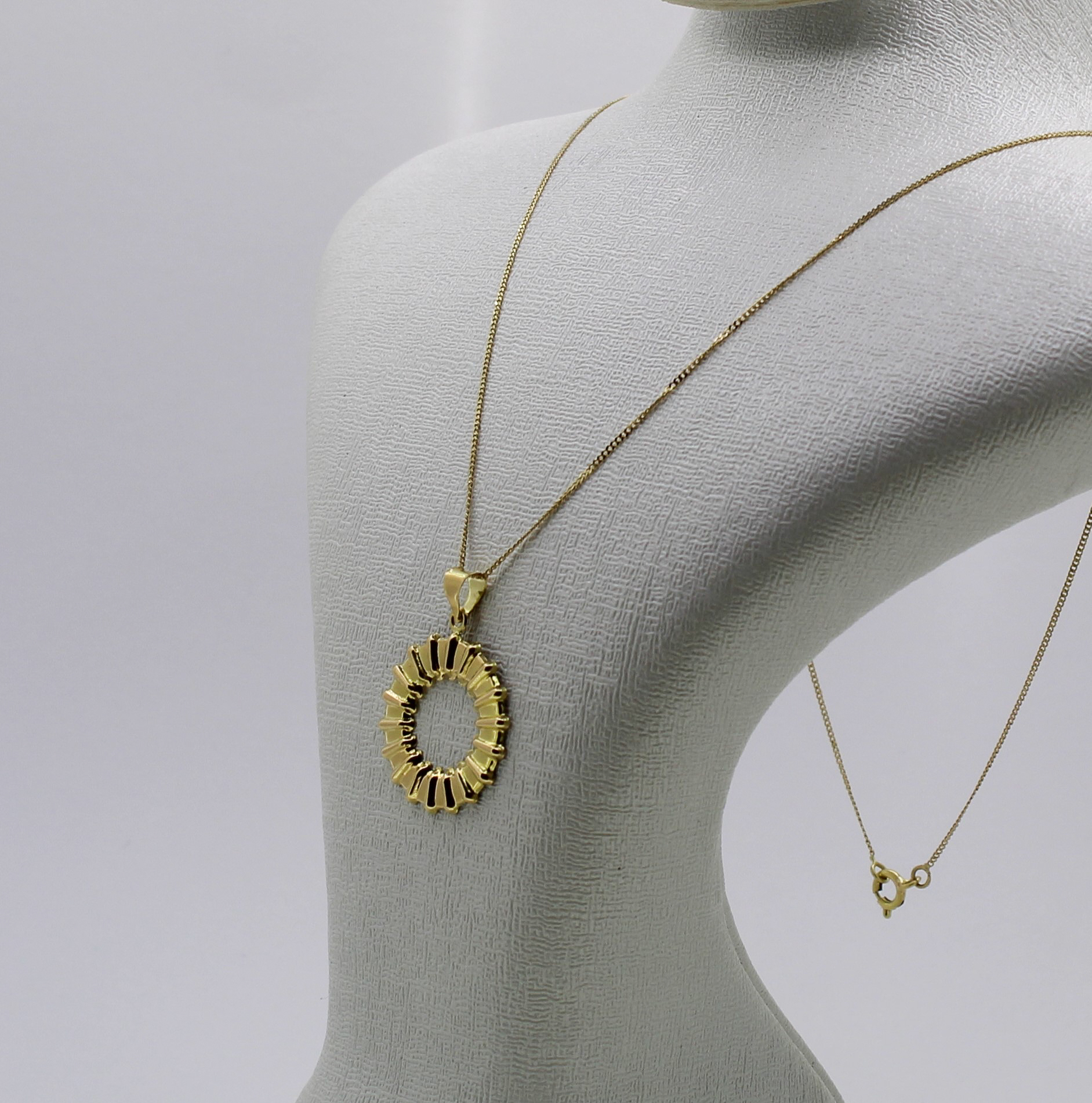 سلسلة من الذهب عيار 18k