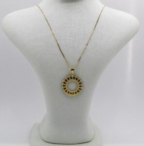 سلسلة من الذهب عيار 18k