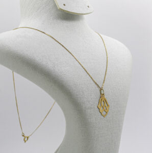 سنسلة الخميسة من الذهب عيار 18k