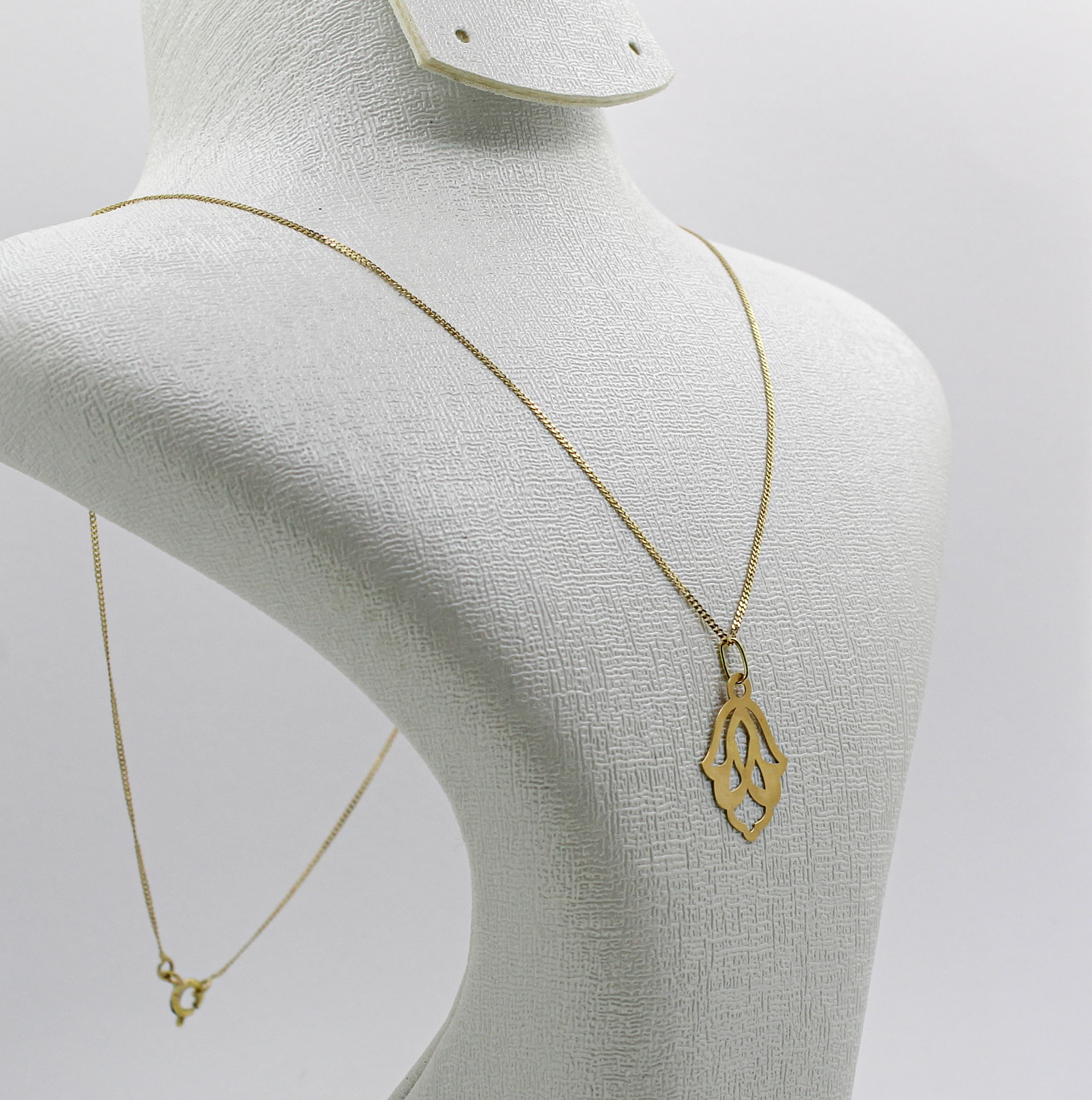 سنسلة الخميسة من الذهب عيار 18k